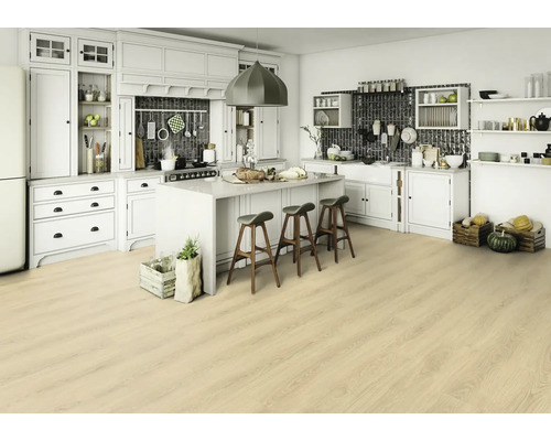 Svetlá kuchyňa s kuchynským ostrovom, barovými stoličkami a svetlou drevenou podlahou.