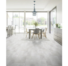 Svetlá obývacia izba s jedálenským stolom a vinylovou podlahou s kamenným vzhľadom