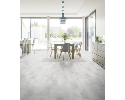 Svetlá obývacia izba s jedálenským stolom a vinylovou podlahou s kamenným vzhľadom
