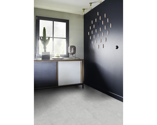 Interiér s komodou, dekoráciou a nástennými prvkami