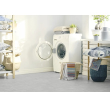 Práčovňa s práčkou, regálmi a dekoráciou