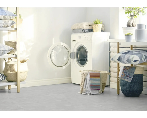 Práčovňa s práčkou, regálmi a dekoráciou