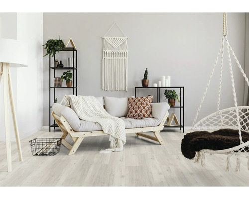 Obývacia izba s pohovkou, regálmi a závesným košom