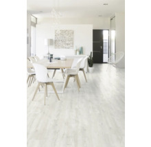 Svetlá obývacia izba s jedálenským stolom a svetlou drevenou podlahou.