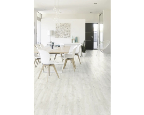 Svetlá obývacia izba s jedálenským stolom a svetlou drevenou podlahou.