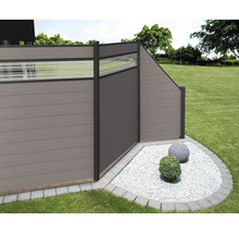 Plastový záhradný plot s dekoratívnymi prvkami a štrkovým záhonom