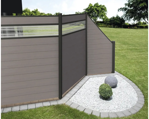 Plastový záhradný plot s dekoratívnymi prvkami a štrkovým záhonom