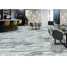 Interiérový pohľad na reštauráciu s podlahovými dlaždicami vzhľadu mramoru, bar a stoly.