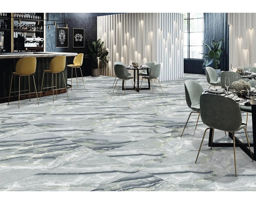 Interiérový pohľad na reštauráciu s podlahovými dlaždicami vzhľadu mramoru, bar a stoly.