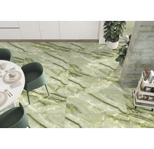 Pokládka podlahových dlaždíc so vzhľadom mramoru v jedálni.