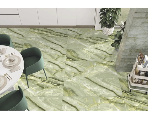 Pokládka podlahových dlaždíc so vzhľadom mramoru v jedálni.