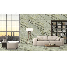 Svetlá obývacia izba s dlaždicami so vzhľadom mramoru, pohovkou, knižnicou a veľkým oknom s výhľadom na mesto