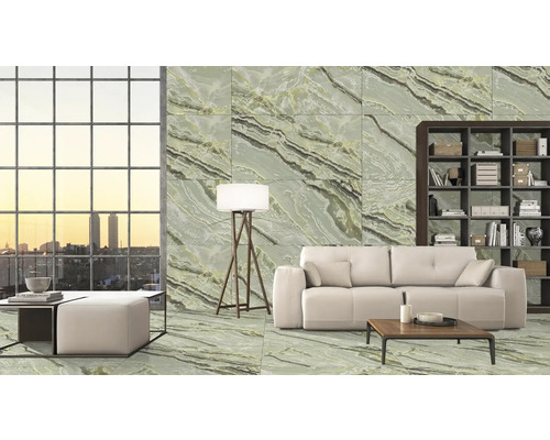 Svetlá obývacia izba s dlaždicami so vzhľadom mramoru, pohovkou, knižnicou a veľkým oknom s výhľadom na mesto