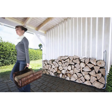 Žena s košom dreva pred regálom na drevo