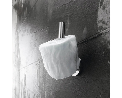 Držiak toaletného papiera s rolkou papiera na stene