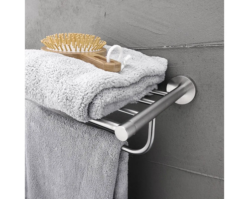Kovový držiak na uteráky s uterákmi a kefou