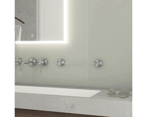 Moderná kúpeľňa s osvetleným zrkadlom, umývadlovou batériou a policou