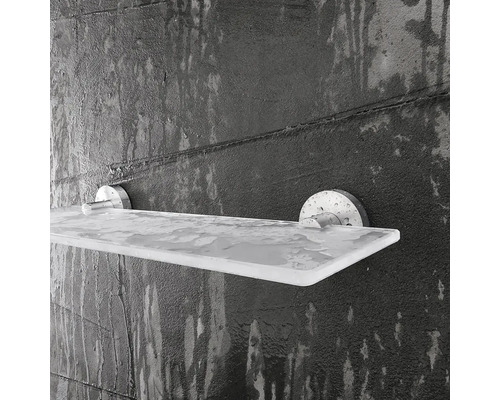 Sklenená polica s držiakom na montáž na stenu v kúpeľni