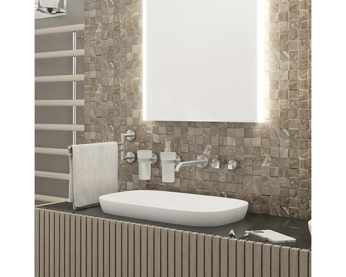 Moderná kúpeľňa s umývadlom na dosku, osvetleným zrkadlom a mozaikovými obkladmi