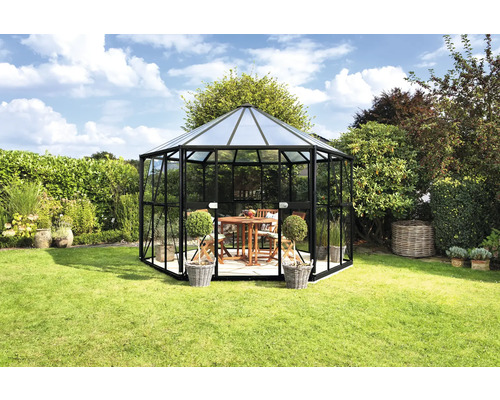 Záhradný pavilón so stolom a stoličkami v záhrade