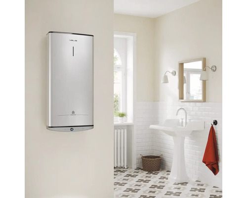 Kúpeľňa s ohrievačom vody, umývadlom a zrkadlom