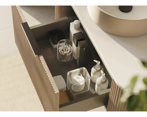 Otvorená zásuvka kúpeľňovej skrinky s rôznymi kúpeľňovými doplnkami