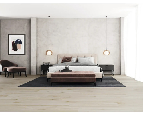 Spálňa s posteľou, nočnými stolíkmi, kobercom a dekoráciami