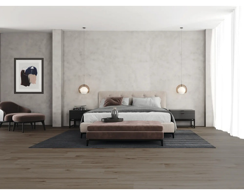 Spálňa s manželskou posteľou, nočnými stolíkmi, sedením a závesnými svietidlami