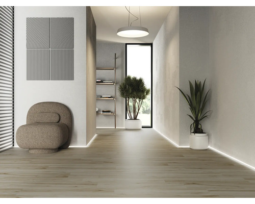 Svetlá chodba so sedením, akustickými panelmi na stene a izbovými rastlinami