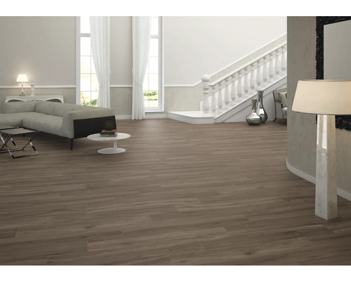 Priestranná obývacia izba s drevenými podlahovými dlaždicami, schodiskom a posedením