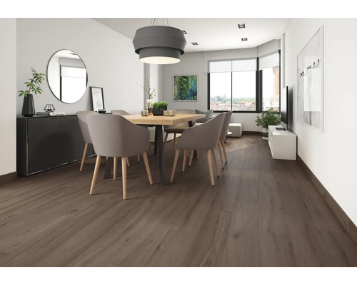 Svetlá jedáleň s drevenou podlahou, jedálenským stolom a stoličkami