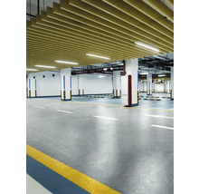 Interiérová fotografia podzemnej garáže s betónovou podlahou, stĺpmi a stropným obkladom.