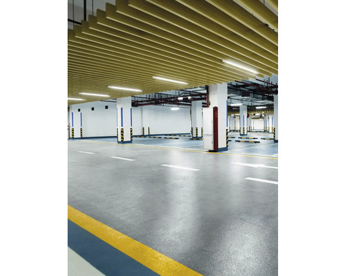 Interiérová fotografia podzemnej garáže s betónovou podlahou, stĺpmi a stropným obkladom.