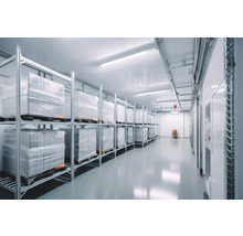 Skladovací priestor s regálmi plnými tovaru