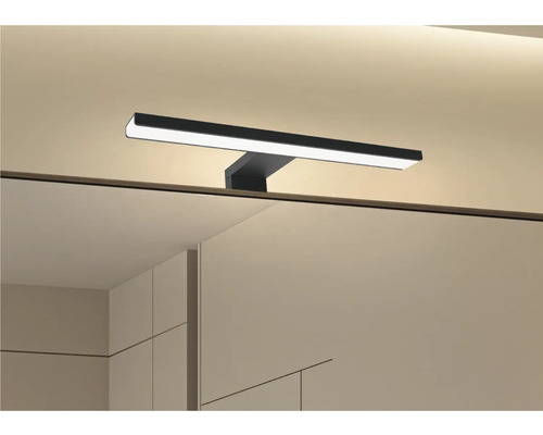 Kúpeľňa so zrkadlom a nástavným svetlom