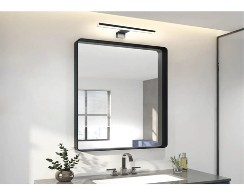 Moderná kúpeľňa so zrkadlom, umývadlom a lampou