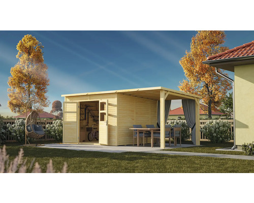 Drevený záhradný domček s otvorenými dverami a bočným prístreškom so závesmi, stolom a stoličkami v záhrade.