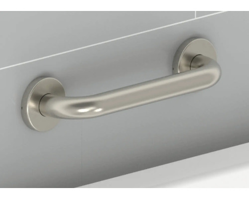 Kovové držadlo namontované na stene