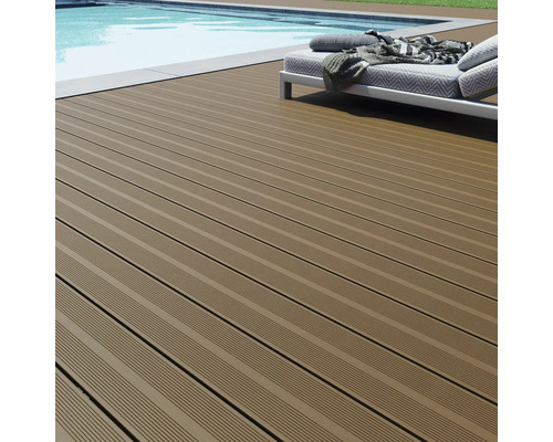 Terasa s WPC terasovými doskami a bazénom vo vonkajšom prostredí.