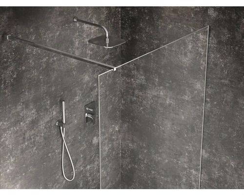 Sprchovací kút s sprchovacou batériou a sklenenou stenou