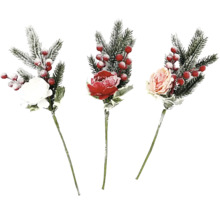 Dekoratívne kvetinové aranžmány s vetvami jedlí a bobuľami