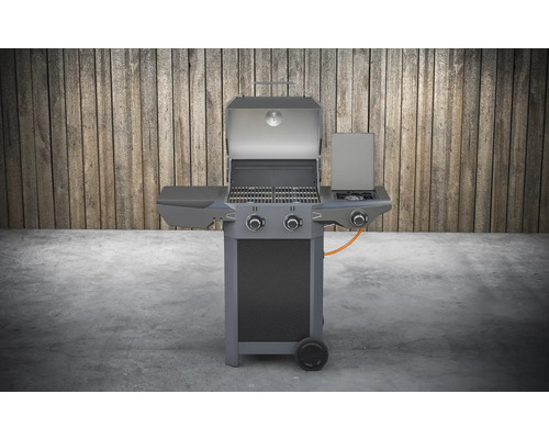 Plynový gril s otvorenou kapotou a bočným horákom