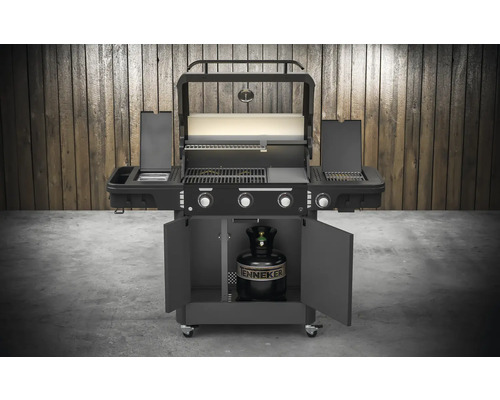 Plynový gril s otvorenými dvierkami skriniek a plynovou fľašou