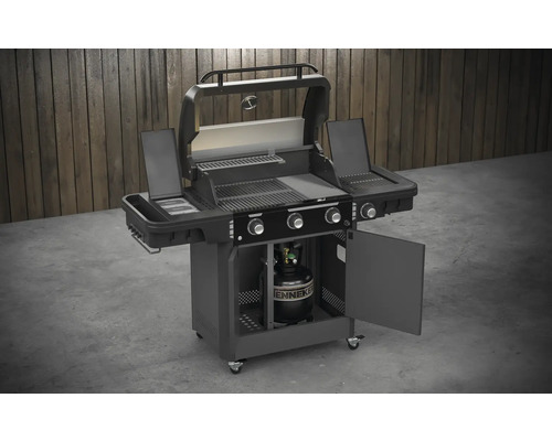 Plynový gril s otvorenými dvierkami a plynovou fľašou