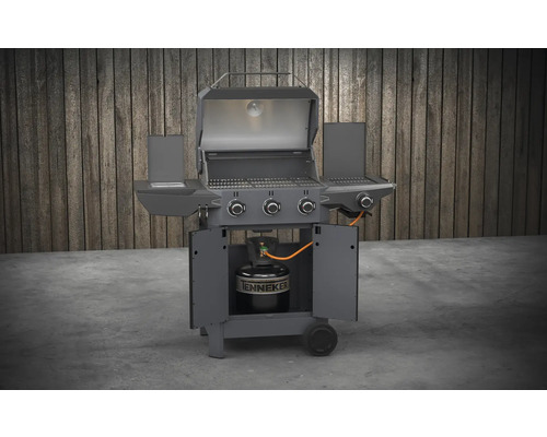 Plynový gril s otvoreným vekom a plynovou fľašou v spodnej skrinke