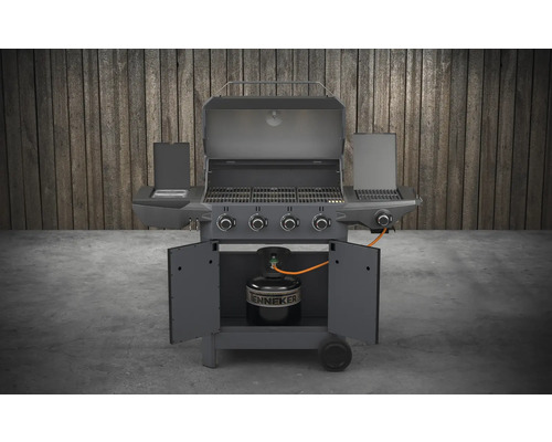 Plynový gril s otvoreným vekom, bočnými stolmi a plynovou fľašou v spodnej skrinke