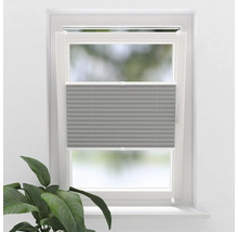 Sivá plisovaná roleta v okne pre reguláciu svetla