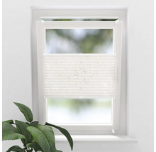 Biela skladaná roleta v okne pre ochranu súkromia a slnka.