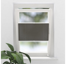 Sivá skladaná roleta v okne na reguláciu svetla