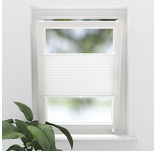 Biela skladaná žalúzia pred oknom